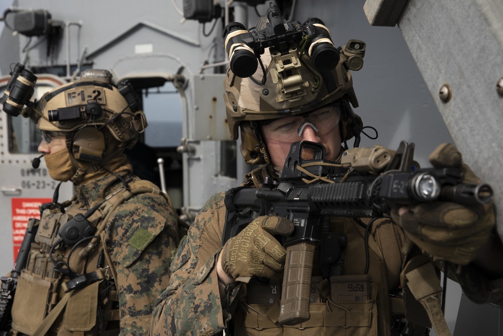 31st MEU Force Reconnaissance Marines execute VBSS