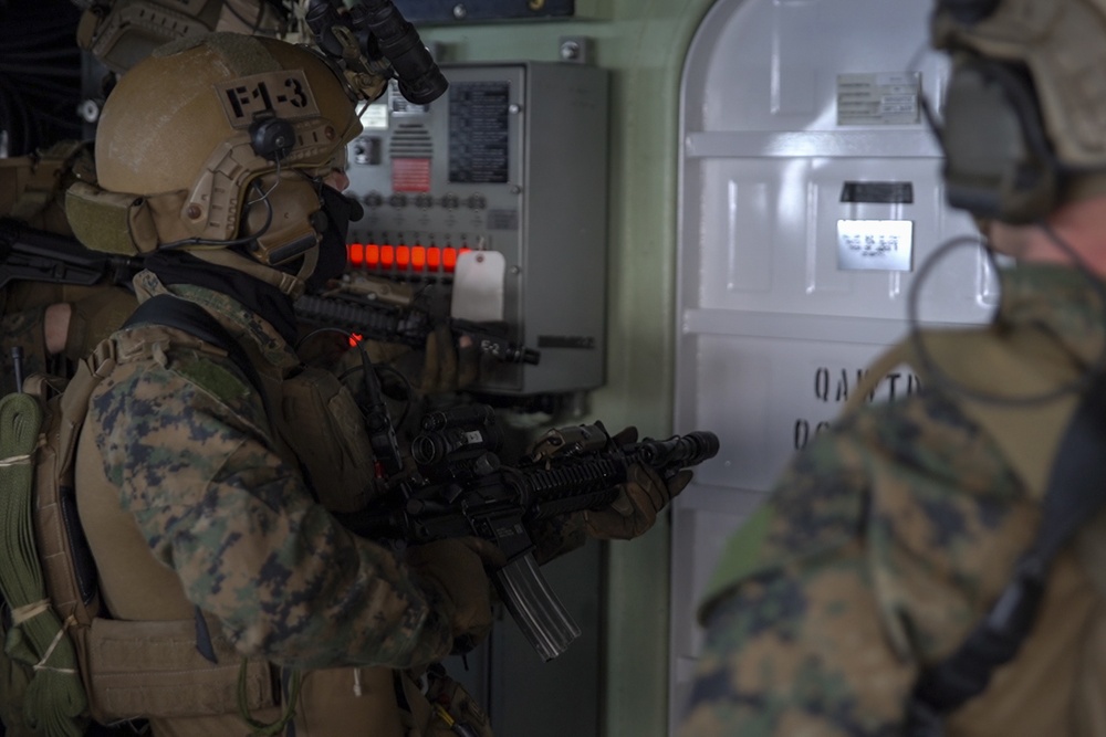 31st MEU Force Reconnaissance Marines execute VBSS