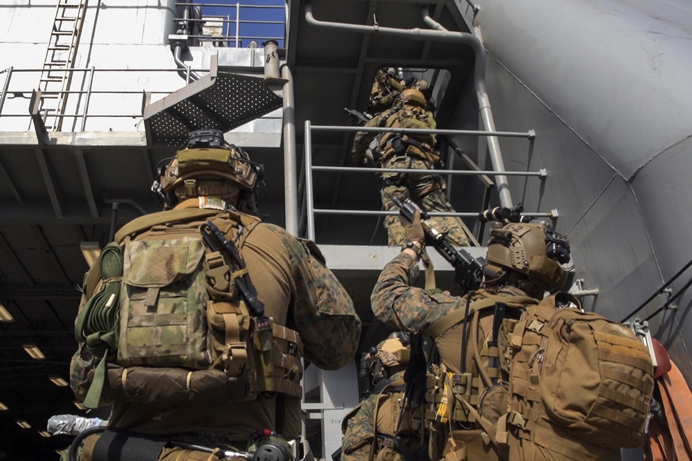 31st MEU Force Reconnaissance Marines execute VBSS