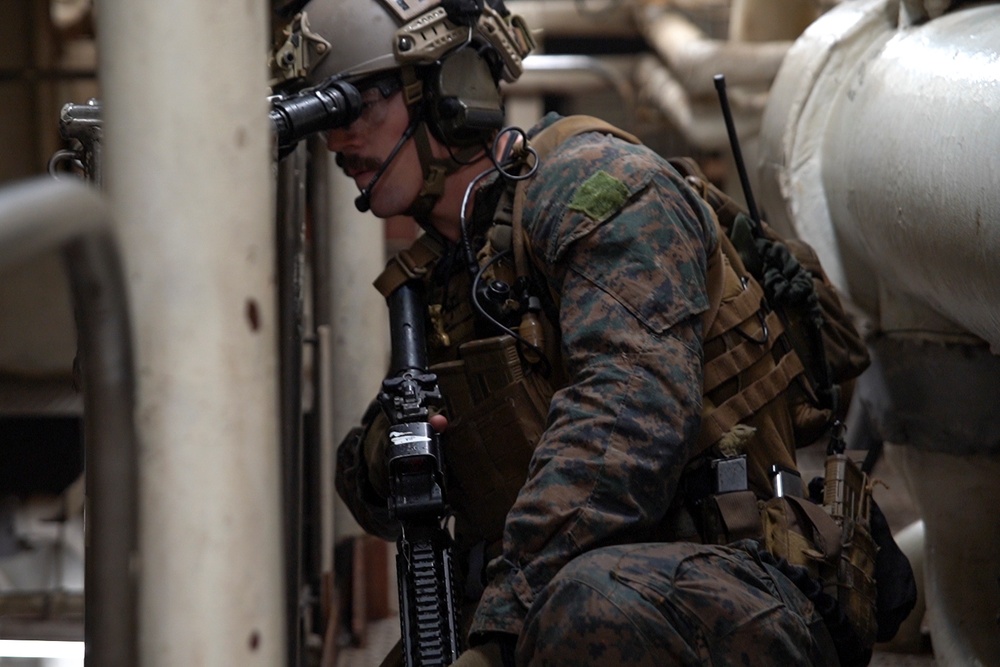 31st MEU Force Reconnaissance Marines execute VBSS