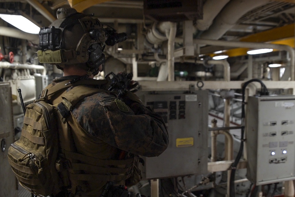 31st MEU Force Reconnaissance Marines execute VBSS