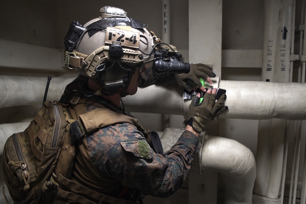 31st MEU Force Reconnaissance Marines execute VBSS