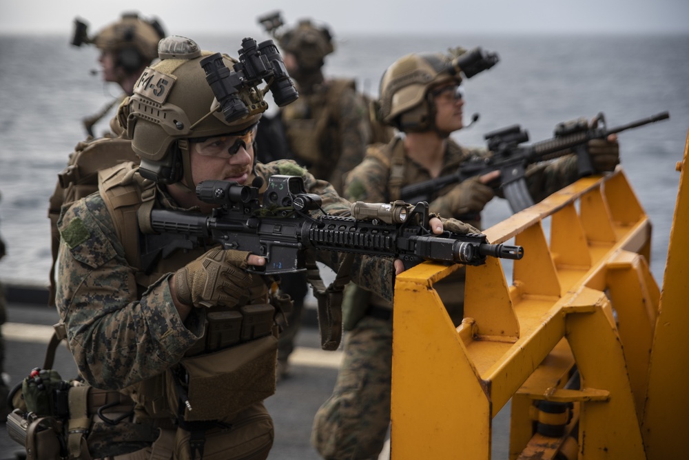 31st MEU Force Reconnaissance Marines execute VBSS