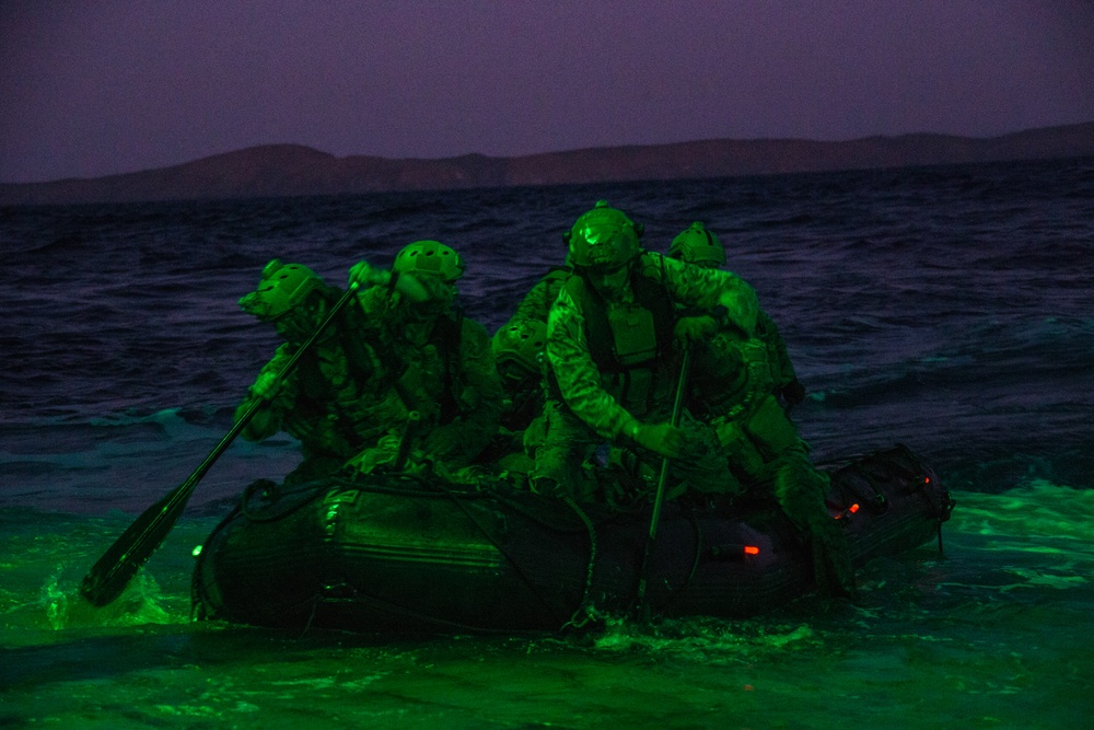 31st MEU Marines conduct amphibious insert into reconnaissance, surveillance