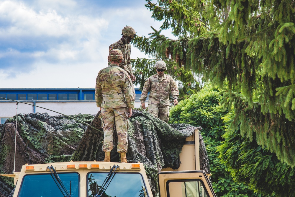 1CAB Soldiers Setting up the Tactical Command Post