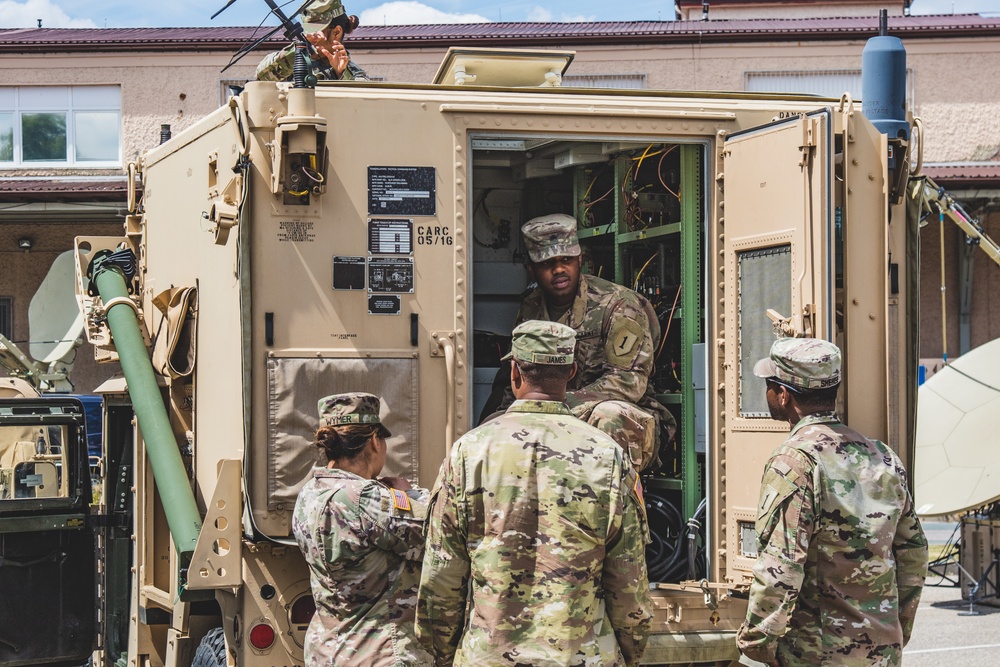 1CAB Soldiers Setting up the Tactical Command Post