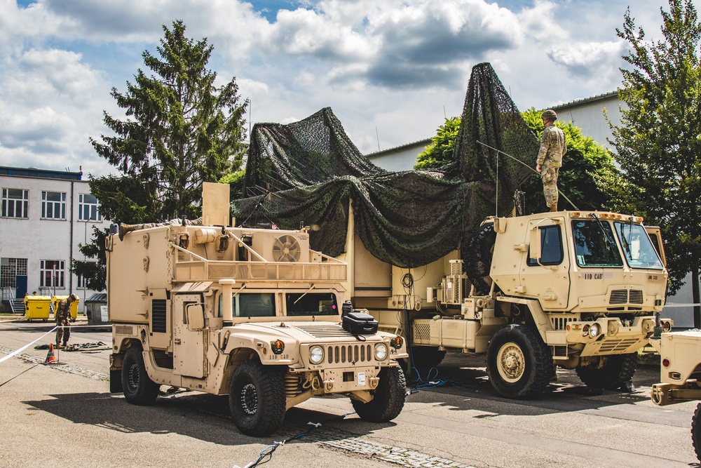 1CAB Soldiers Setting up the Tactical Command Post