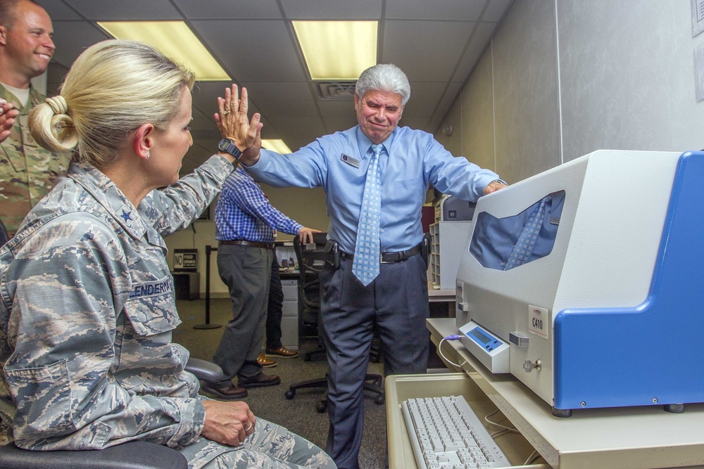 Brigadier General Laura Lenderman visits the 502 ABW Joint Personnel Processing Center