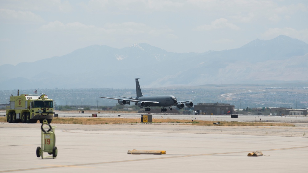 Col. Dan Boyack performs &quot;fini-flight&quot; at Roland R. Wright ANG Base