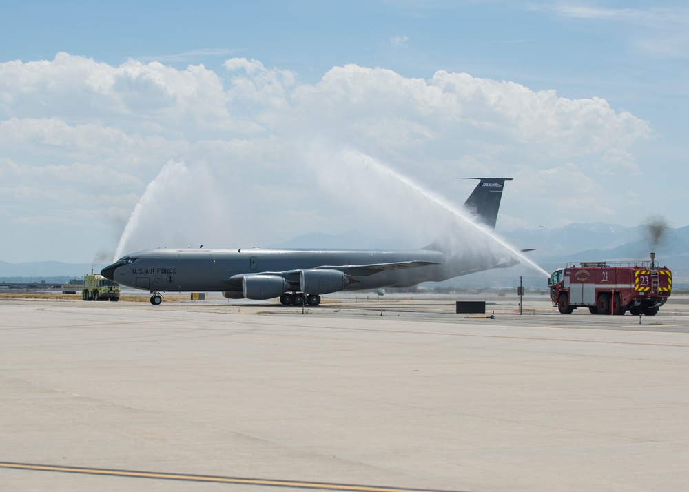 Col. Dan Boyack performs &quot;fini-flight&quot; at Roland R. Wright ANG Base