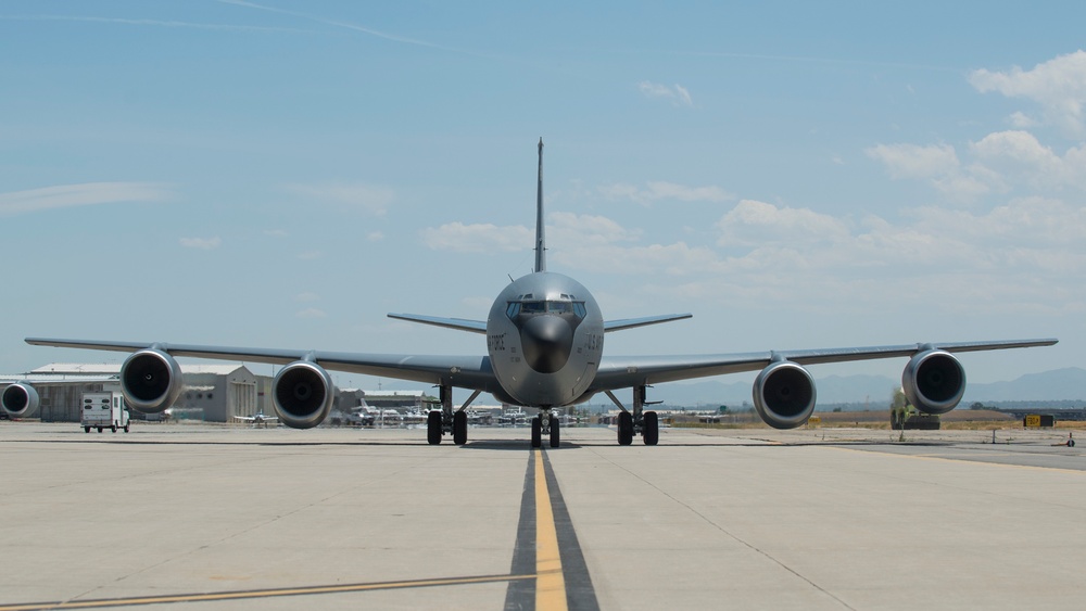 Col. Dan Boyack performs &quot;fini-flight&quot; at Roland R. Wright ANG Base