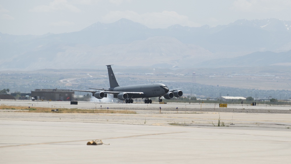 Col. Dan Boyack performs &quot;fini-flight&quot; at Roland R. Wright ANG Base