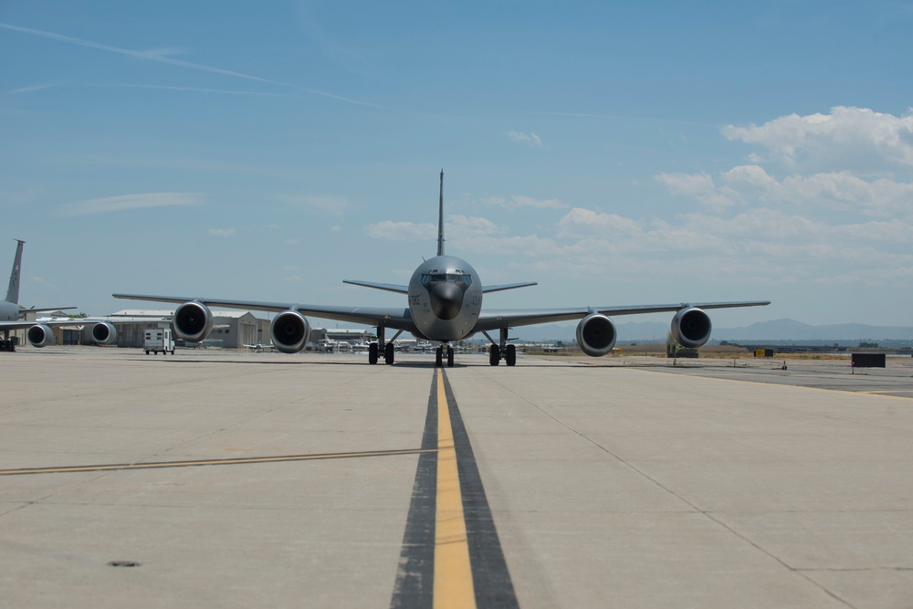 Col. Dan Boyack performs &quot;fini-flight&quot; at Roland R. Wright ANG Base