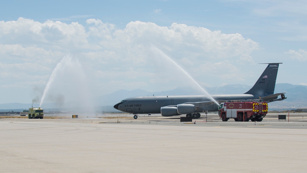 Col. Dan Boyack performs &quot;fini-flight&quot; at Roland R. Wright ANG Base