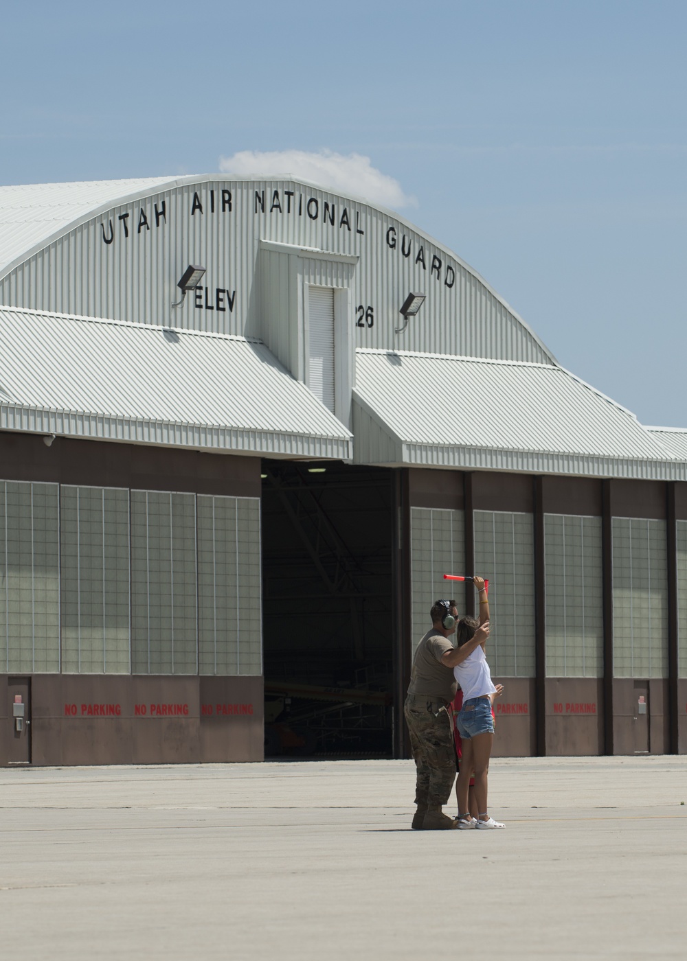 Col. Dan Boyack performs &quot;fini-flight&quot; at Roland R. Wright ANG Base