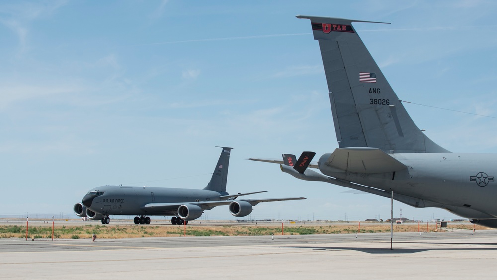 Col. Dan Boyack performs &quot;fini-flight&quot; at Roland R. Wright ANG Base