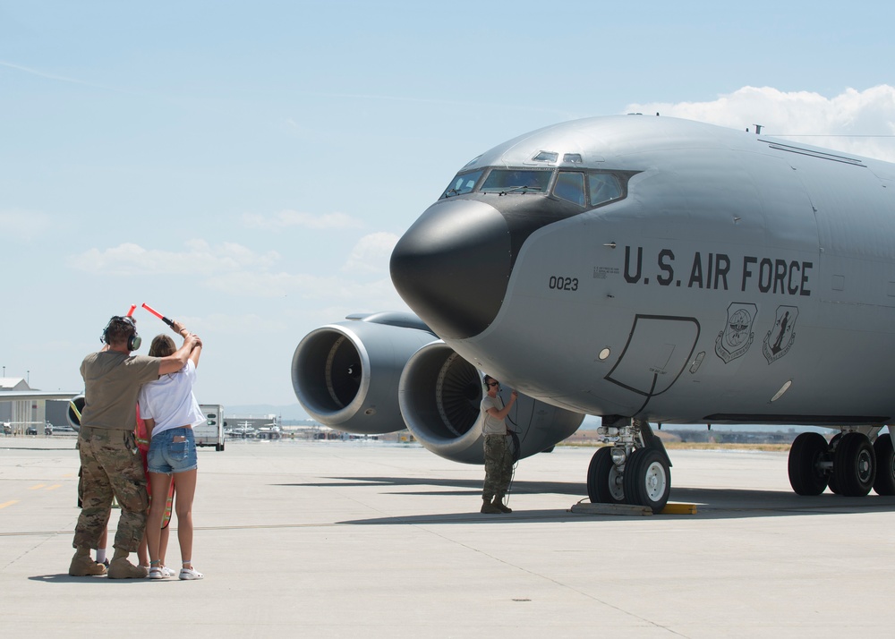 Col. Dan Boyack performs &quot;fini-flight&quot; at Roland R. Wright ANG Base