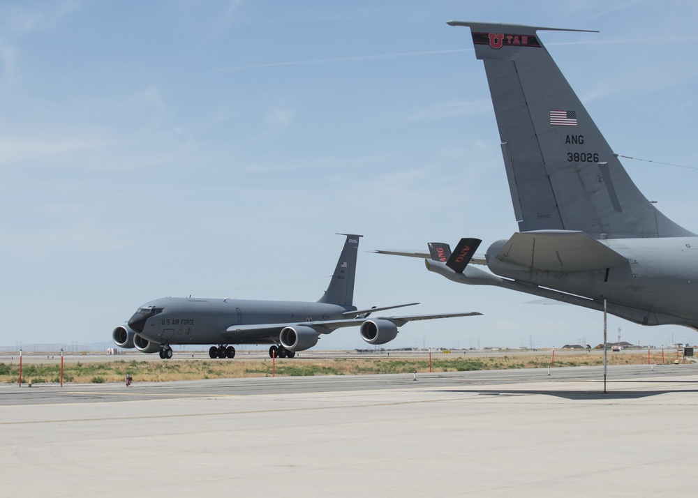 Col. Dan Boyack performs &quot;fini-flight&quot; at Roland R. Wright ANG Base