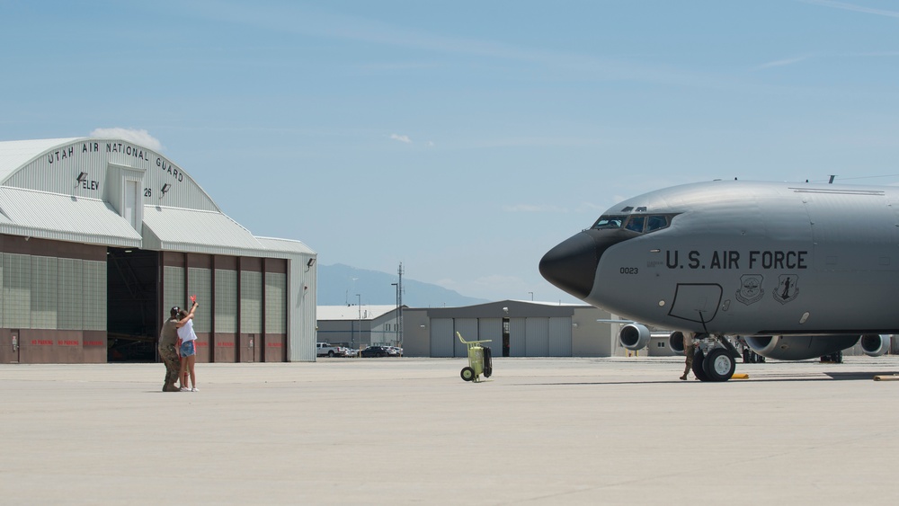 Col. Dan Boyack performs &quot;fini-flight&quot; at Roland R. Wright ANG Base