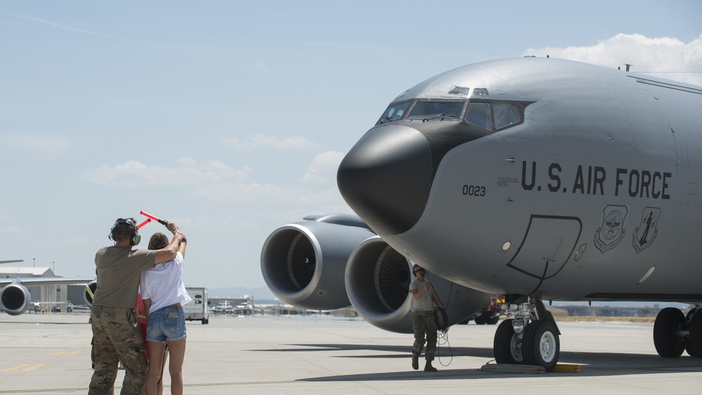 Col. Dan Boyack performs &quot;fini-flight&quot; at Roland R. Wright ANG Base