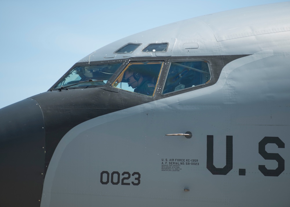 Col. Dan Boyack performs &quot;fini-flight&quot; at Roland R. Wright ANG Base