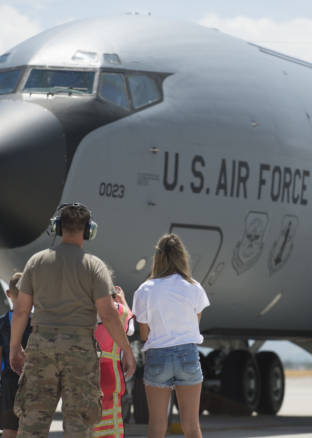 Col. Dan Boyack performs &quot;fini-flight&quot; at Roland R. Wright ANG Base