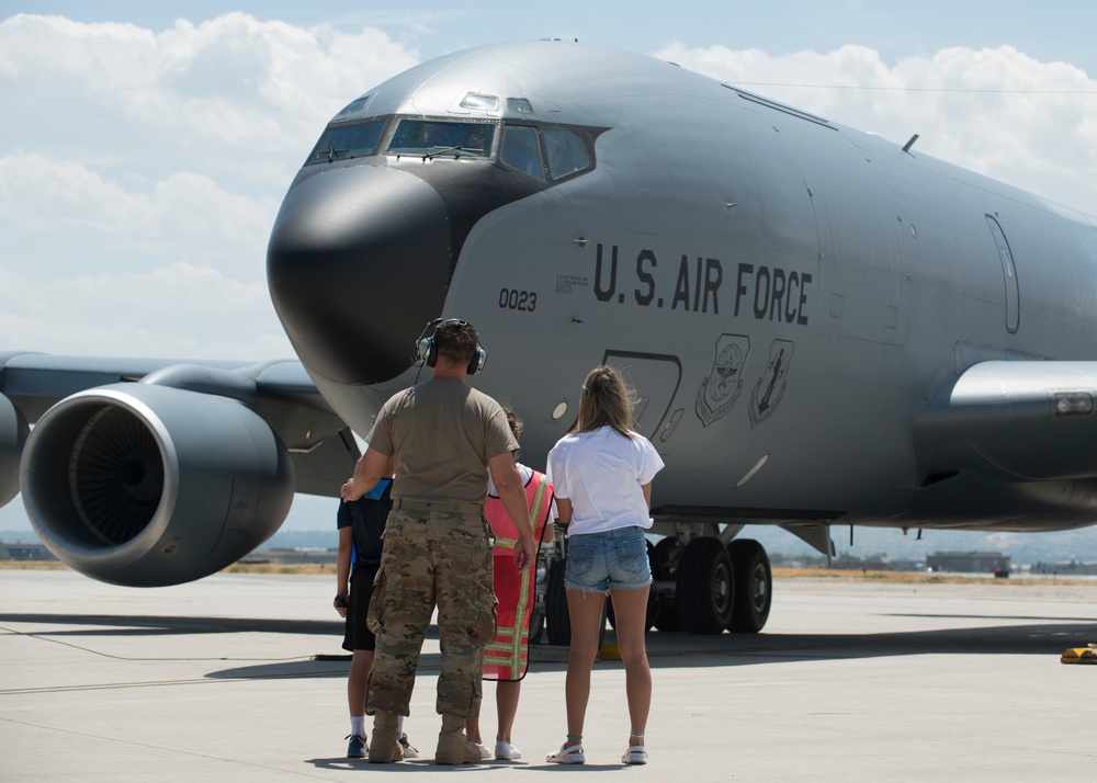 Col. Dan Boyack performs &quot;fini-flight&quot; at Roland R. Wright ANG Base