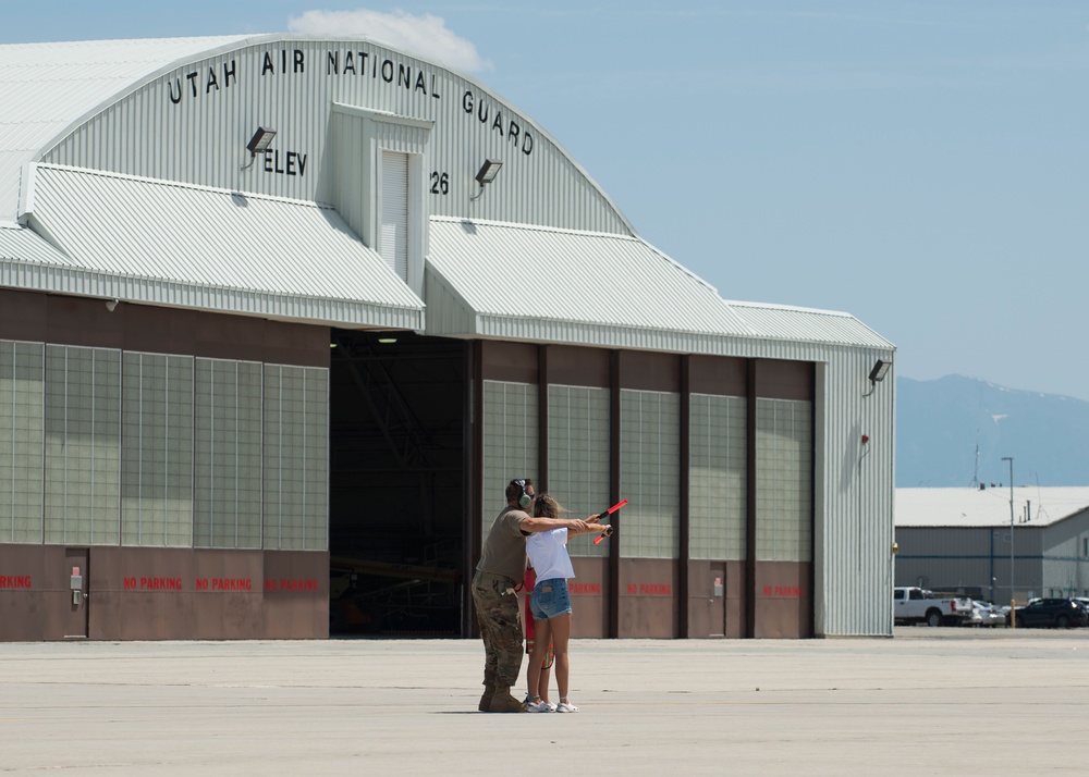 Col. Dan Boyack performs &quot;fini-flight&quot; at Roland R. Wright ANG Base