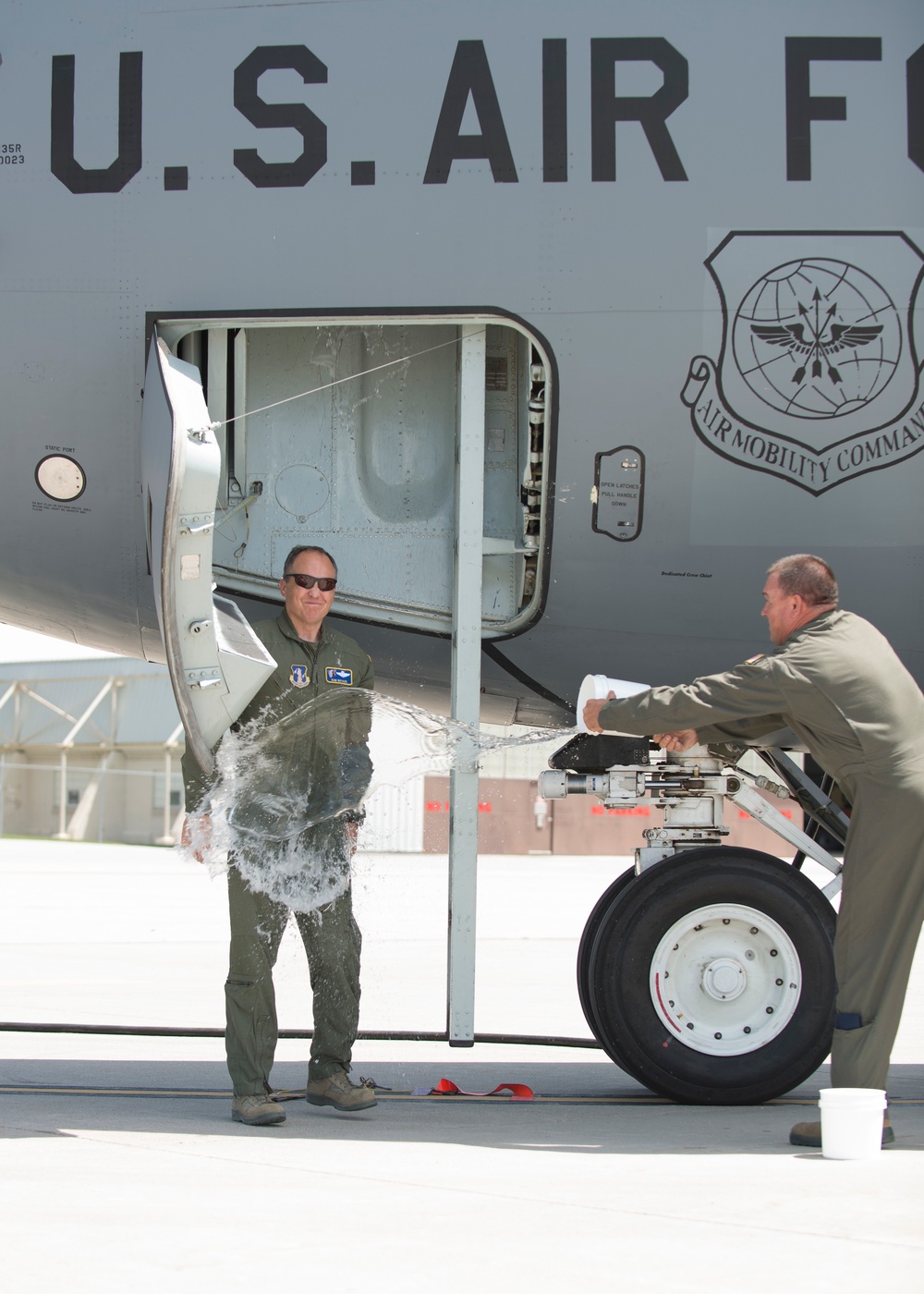 Col. Dan Boyack performs &quot;fini-flight&quot; at Roland R. Wright ANG Base