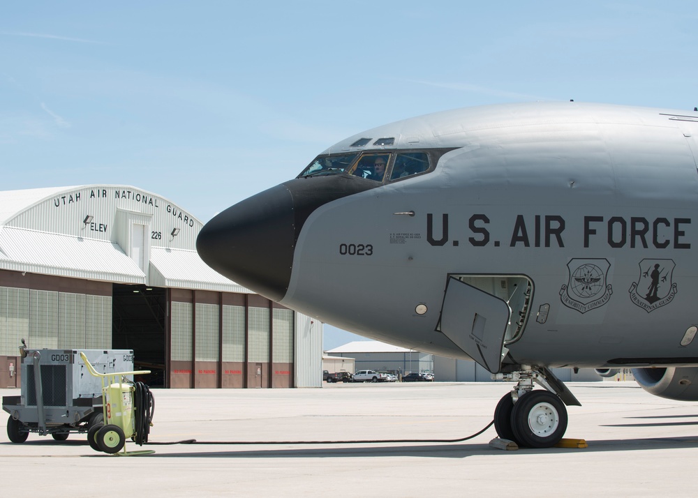 Col. Dan Boyack performs &quot;fini-flight&quot; at Roland R. Wright ANG Base