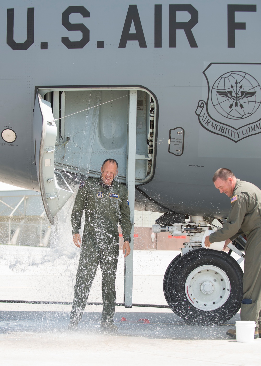 Col. Dan Boyack performs &quot;fini-flight&quot; at Roland R. Wright ANG Base