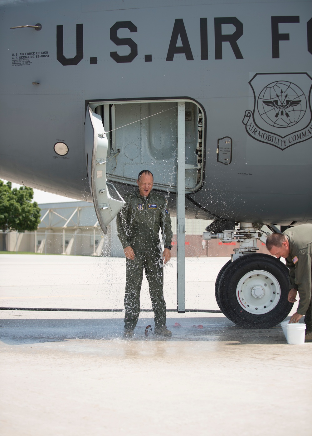 Col. Dan Boyack performs &quot;fini-flight&quot; at Roland R. Wright ANG Base