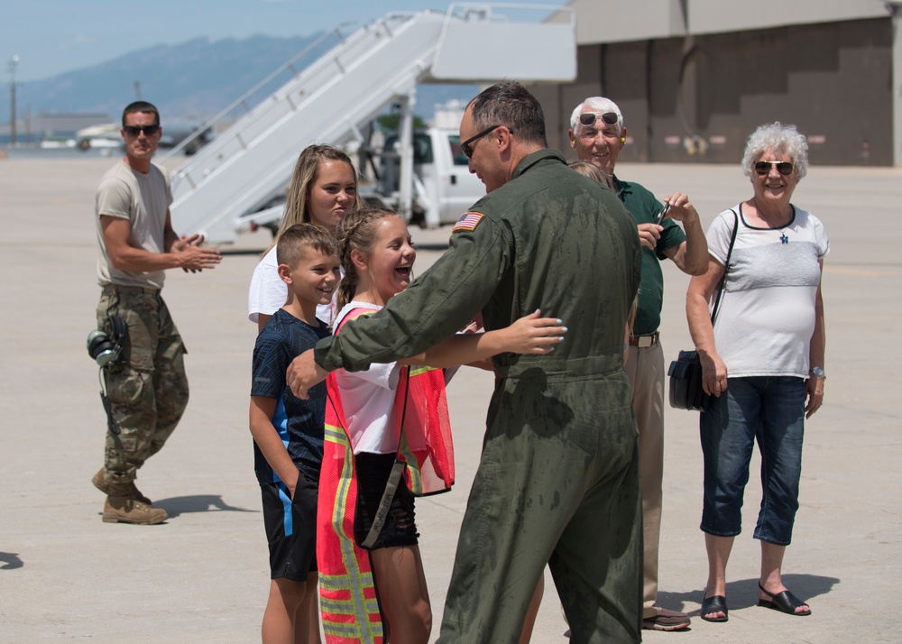 Col. Dan Boyack performs &quot;fini-flight&quot; at Roland R. Wright ANG Base