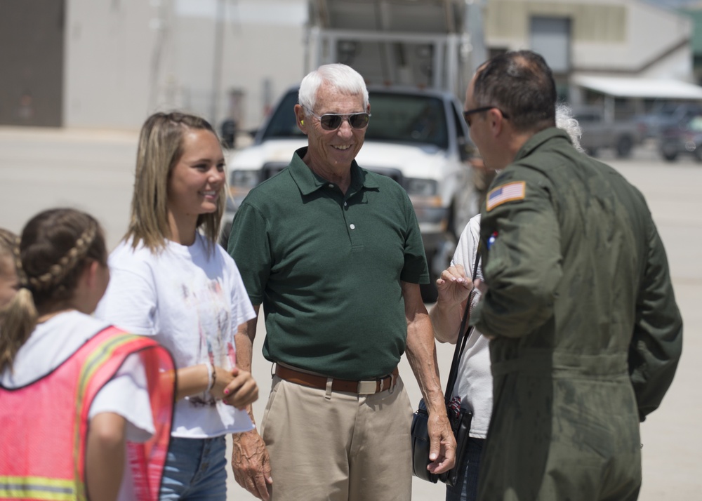 Col. Dan Boyack performs &quot;fini-flight&quot; at Roland R. Wright ANG Base