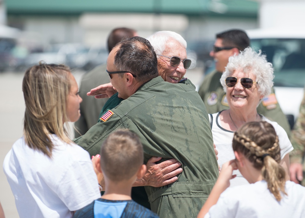 Col. Dan Boyack performs &quot;fini-flight&quot; at Roland R. Wright ANG Base