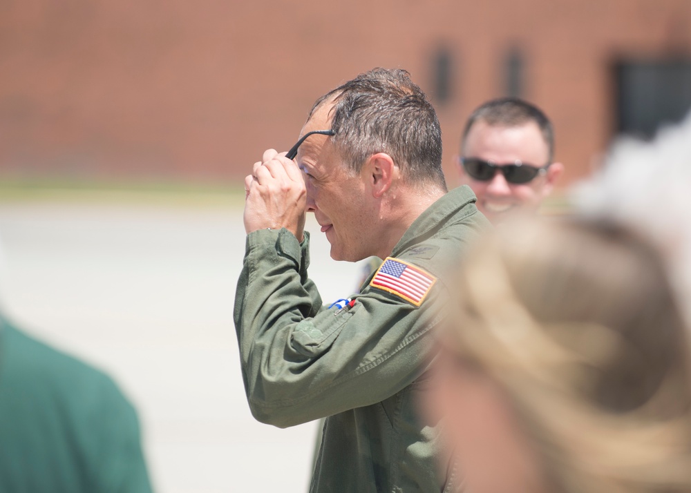 Col. Dan Boyack performs &quot;fini-flight&quot; at Roland R. Wright ANG Base