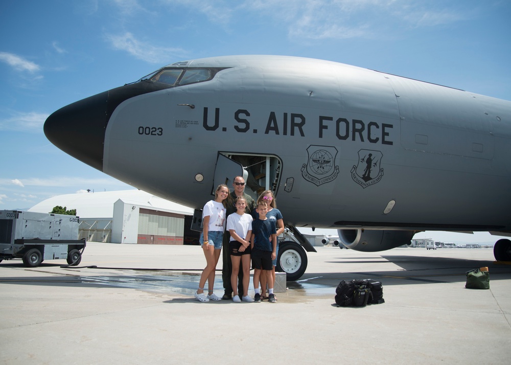 Col. Dan Boyack performs &quot;fini-flight&quot; at Roland R. Wright ANG Base