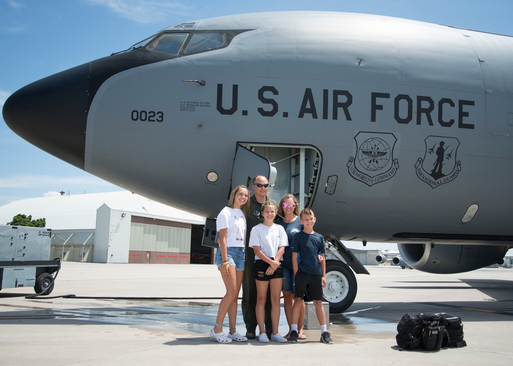 Col. Dan Boyack performs &quot;fini-flight&quot; at Roland R. Wright ANG Base