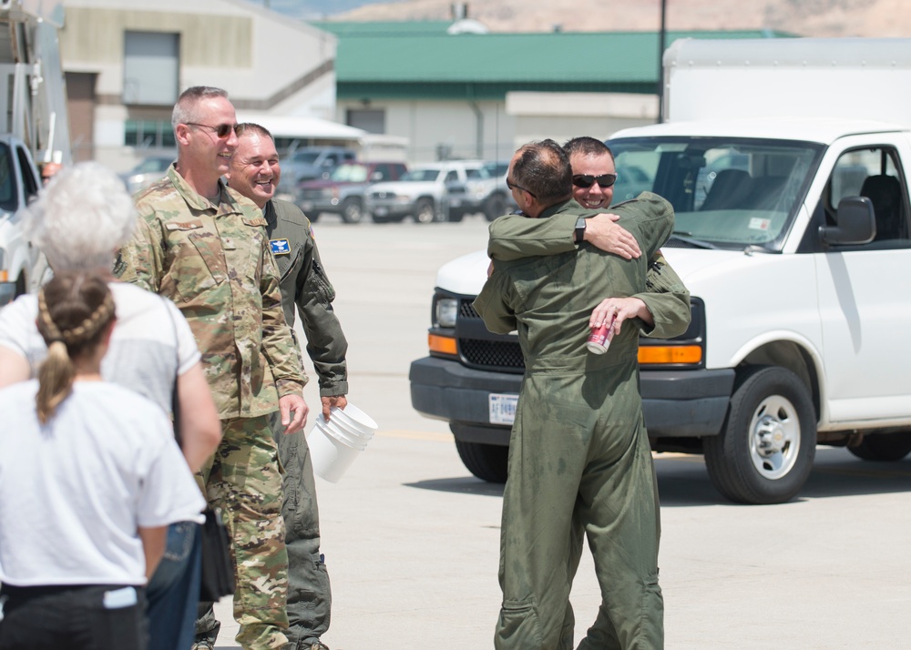 Col. Dan Boyack performs &quot;fini-flight&quot; at Roland R. Wright ANG Base