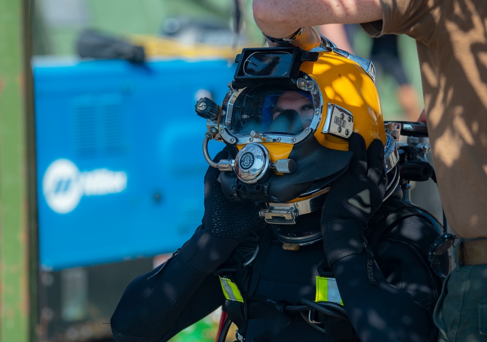 UCT 1 Conducts Underwater Cutting Evolution During Sea Breeze 2019