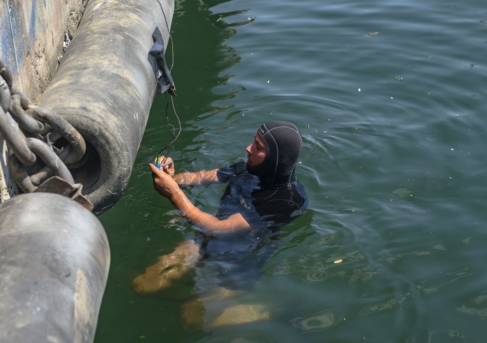 EODMU 8 Conducts Underwater Waterborne IED Drills During Sea Breeze 2019