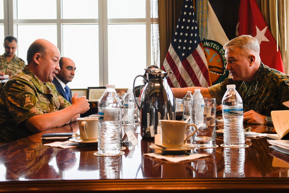 Uzbekistan’s Minister of Defense visits USCENTCOM