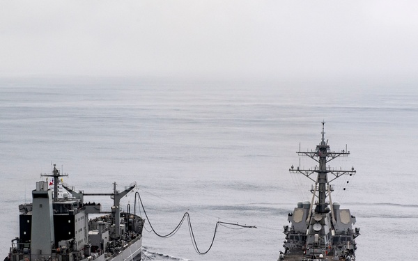 USS Michael Murphy and CNS Araucano Conduct Replenishment-at-Sea During Teamwork South