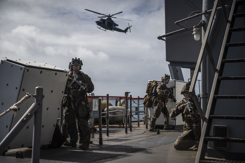 31st MEU Force Reconnaissance Marines execute visit, board, search and seizure aboard USS Ashland