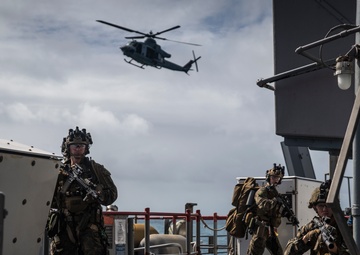 31st MEU Force Reconnaissance Marines execute visit, board, search and seizure aboard USS Ashland