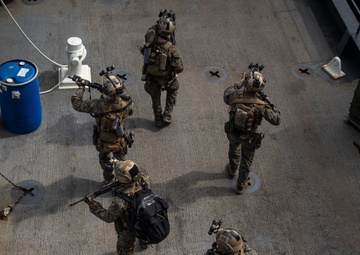 31st MEU Force Reconnaissance Marines execute visit, board, search and seizure aboard USS Ashland