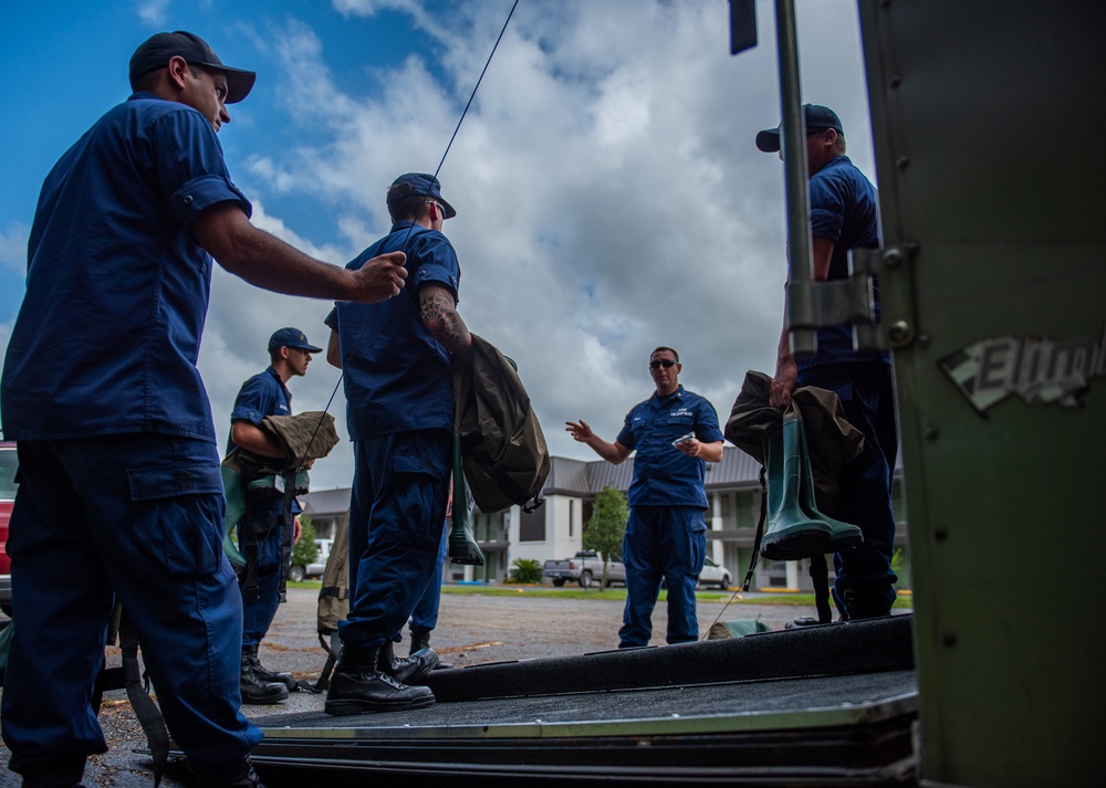 Coast Guard shallow water response team deploys to Covington, Louisiana