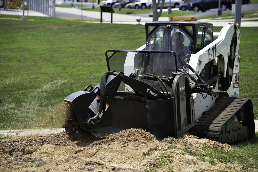 134th CE Airmen assist with outside maintenance at 134th ARW headquarters