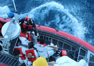 Coast Guard repatriates 14 migrants to the Dominican Republic just off Samaná