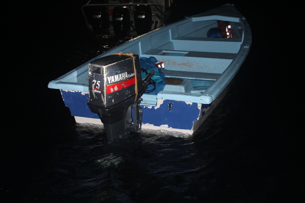 Coast Guard repatriates 14 migrants to the Dominican Republic